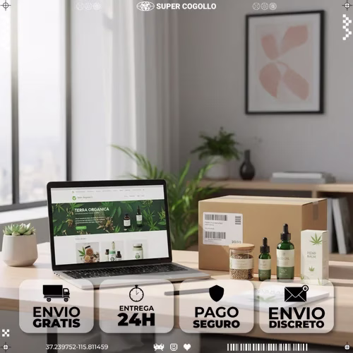 Espacio de trabajo con ordenador mostrando tienda online y paquetes de envío de productos de cáñamo